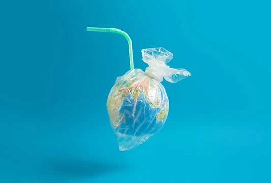 Jos pet-ul! Apa îmbuteliată e ca felia de măr ambalată în plastic. De ce ai cumpăra așa ceva?